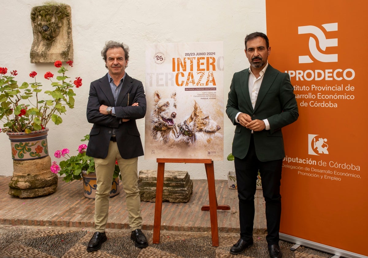 Fernando García, el autor del cartel de Intecaza, junto al presidente de Iprodeco Félix Romero