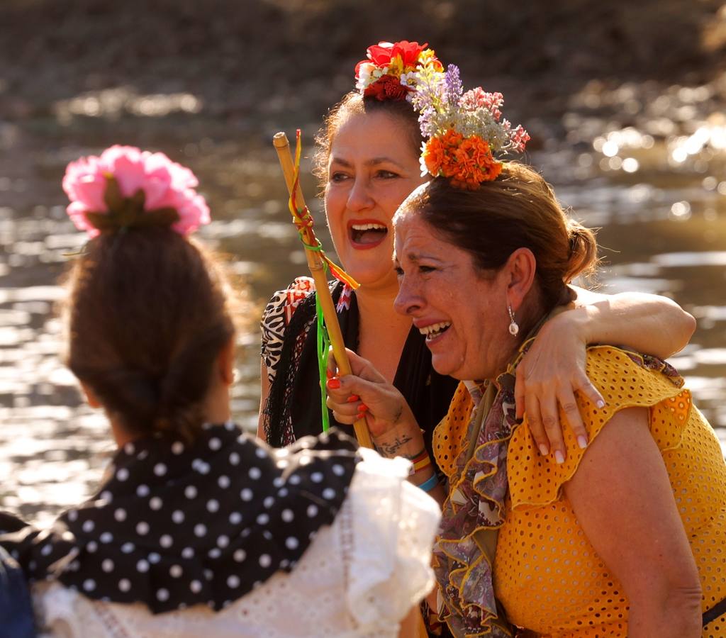 El Simpecado de la Hermandad del Rocío de Sevilla pasa el vado del Quema camino a Almonte 