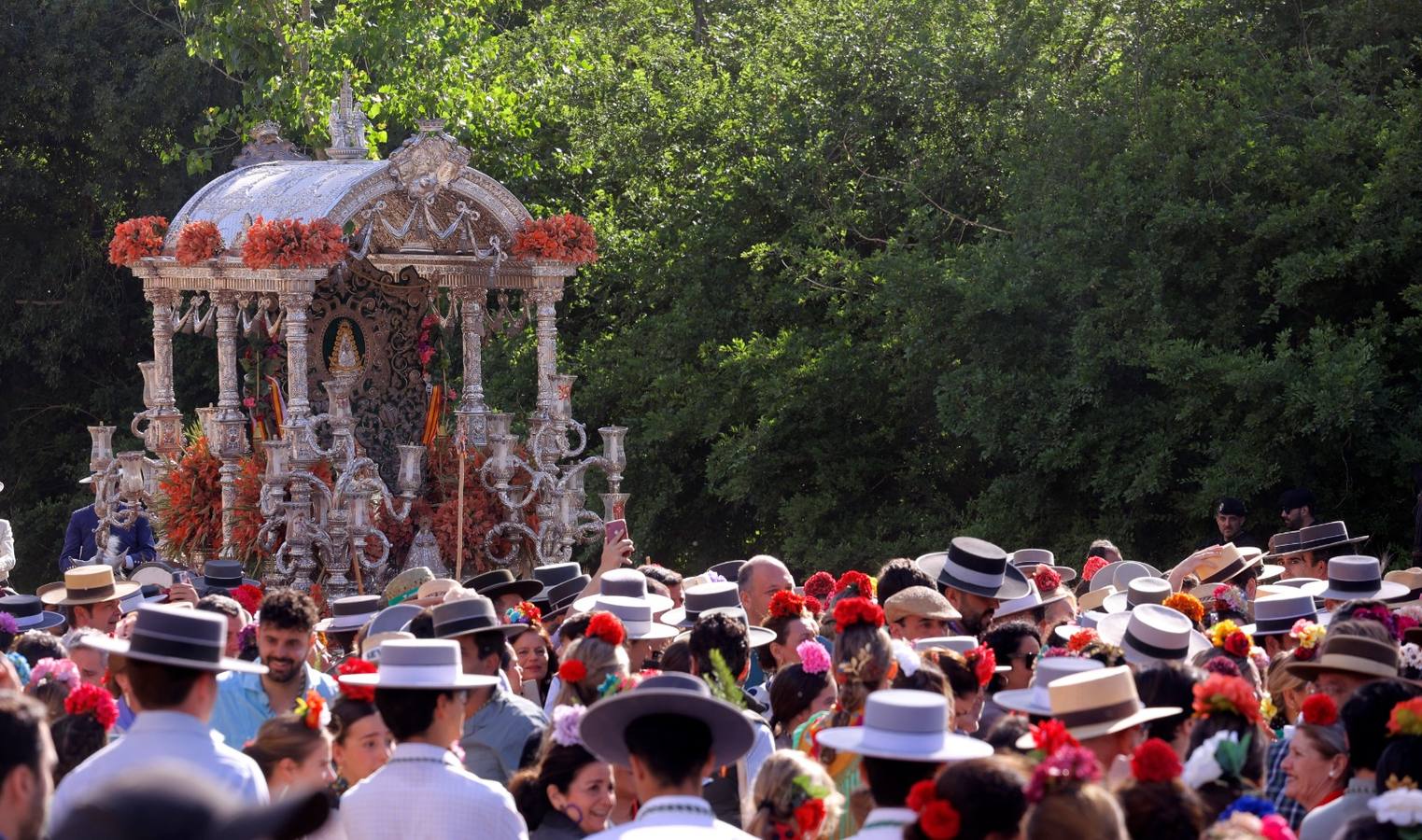 El Simpecado de la Hermandad del Rocío de Sevilla pasa el vado del Quema camino a Almonte 