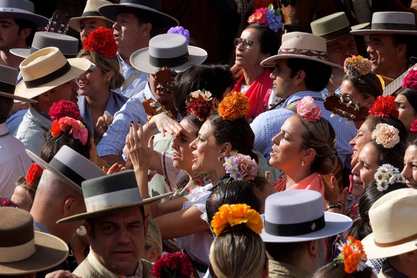El Simpecado de la Hermandad del Rocío de Sevilla pasa el vado del Quema camino a Almonte 