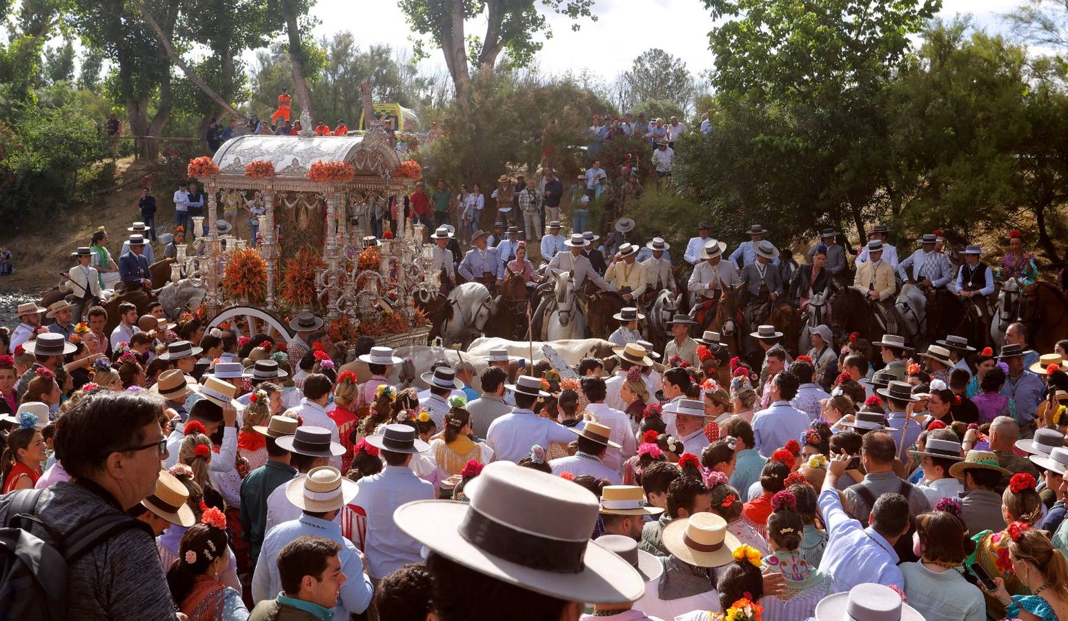 El Simpecado de la Hermandad del Rocío de Sevilla pasa el vado del Quema camino a Almonte 