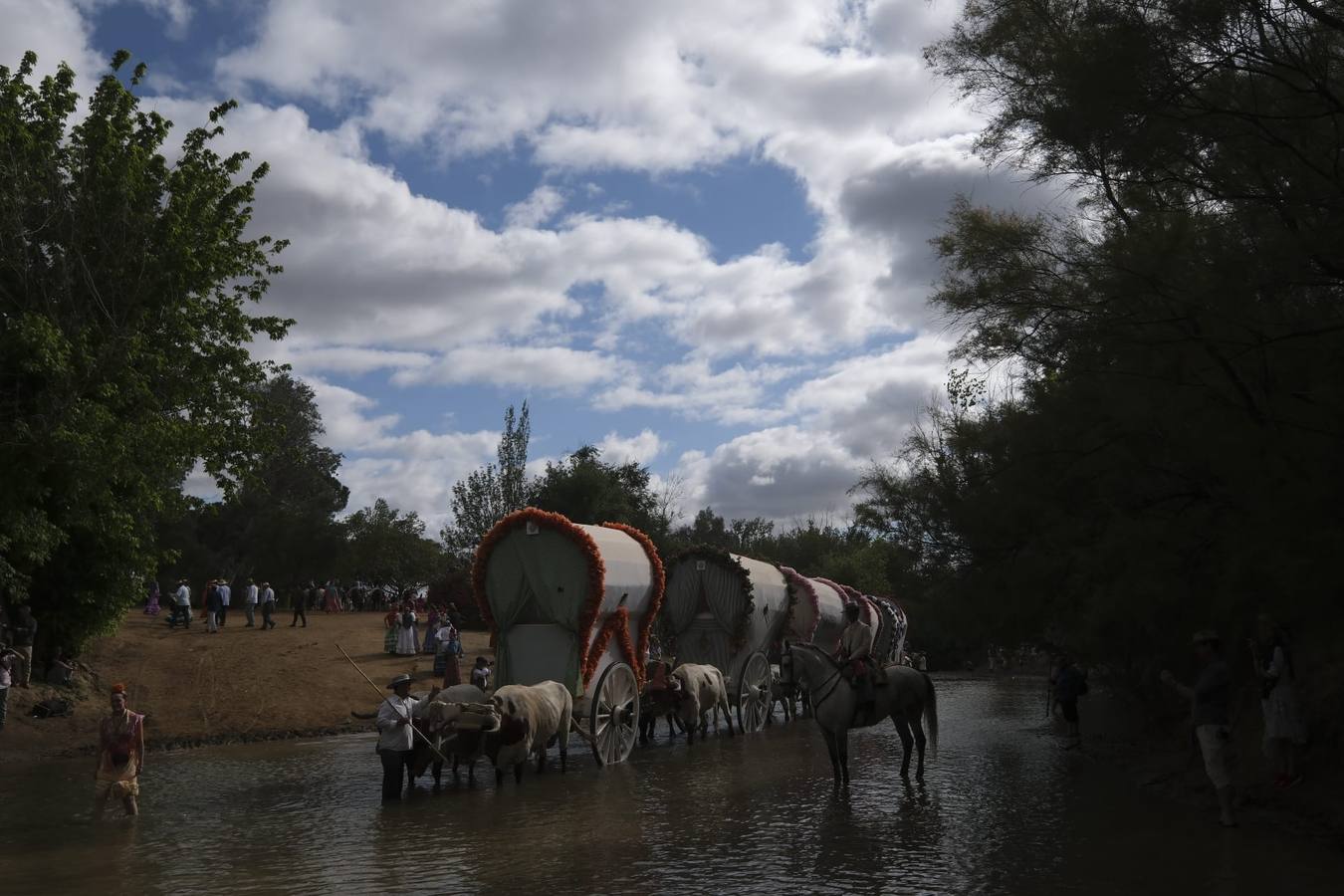 El Simpecado de la Hermandad del Rocío de Sevilla pasa el vado del Quema camino a Almonte 