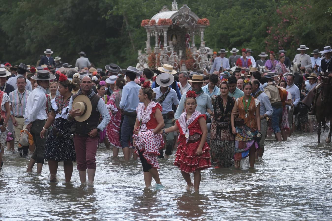 El Simpecado de la Hermandad del Rocío de Sevilla pasa el vado del Quema camino a Almonte 