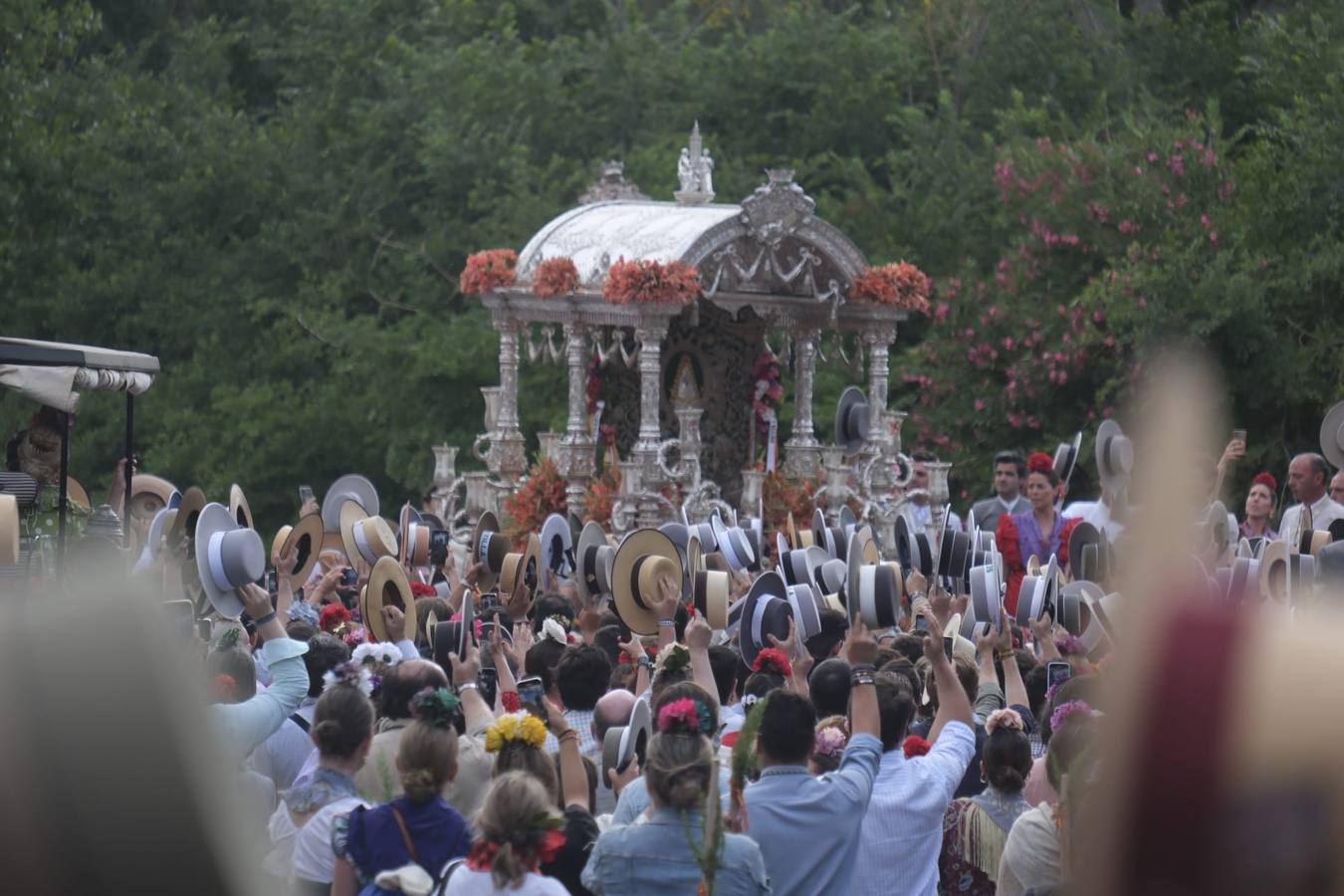 El Simpecado de la Hermandad del Rocío de Sevilla pasa el vado del Quema camino a Almonte 