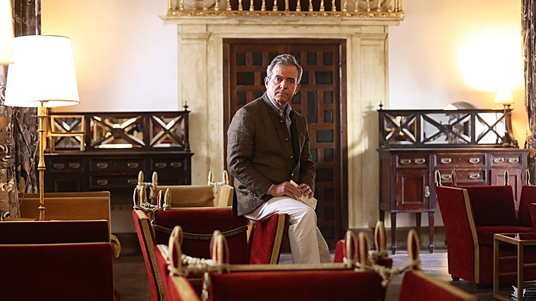 Fernández-Salvador está casado con María Martínez-Sagrera y tiene cuatro hijos