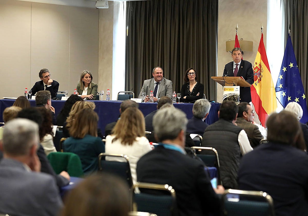 Luis Planas durante su intervención en el Foro del Diálogo de Ganadería Extensiva, celebrado en Tolón
