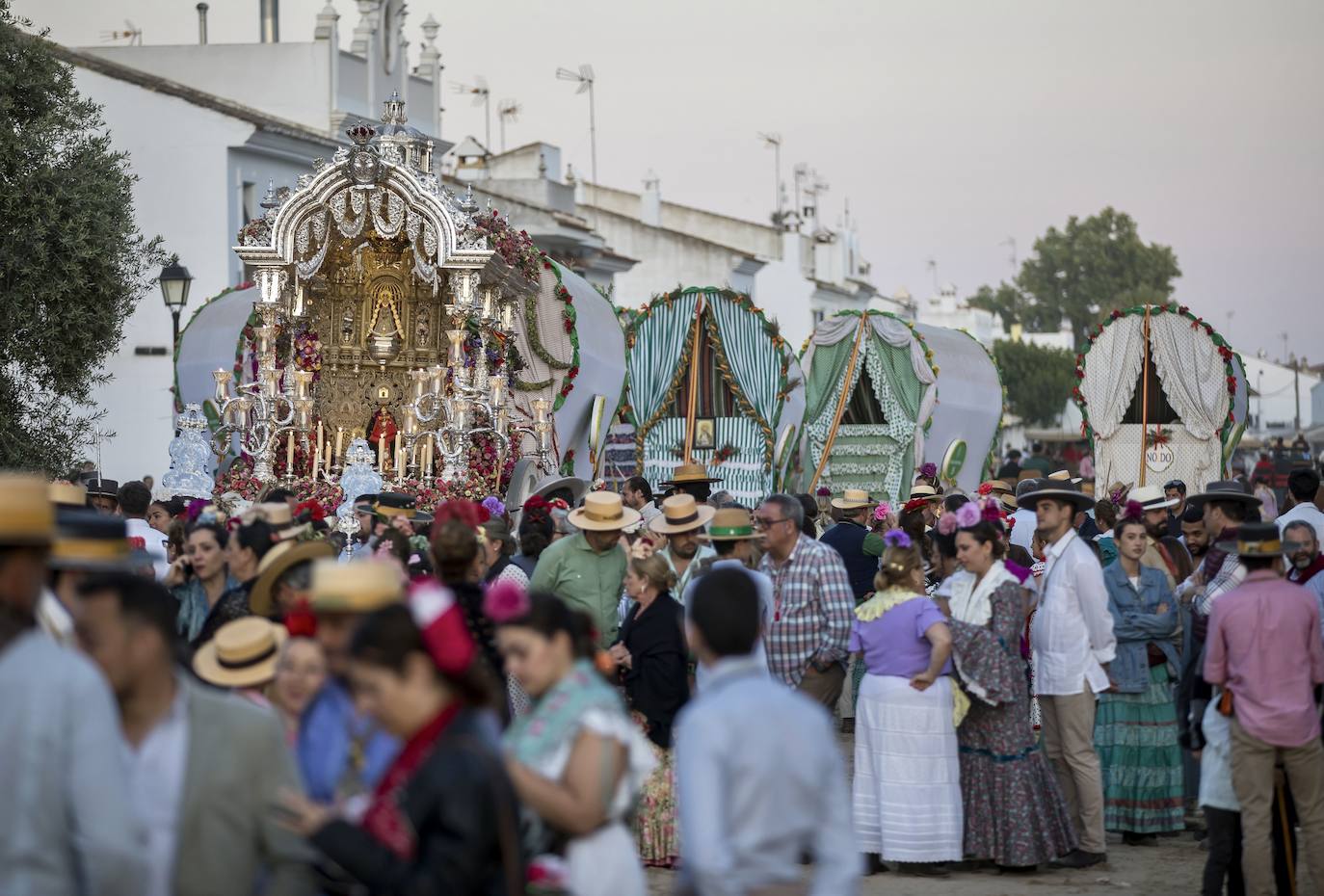 La presentación de las hermandades filiales ante la Blanca Paloma en el Rocío 2024