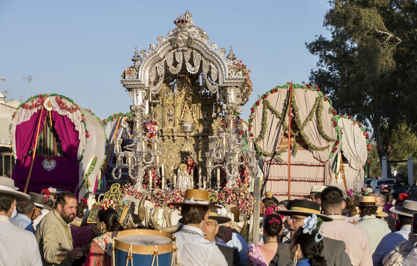La presentación de las hermandades filiales ante la Blanca Paloma en el Rocío 2024