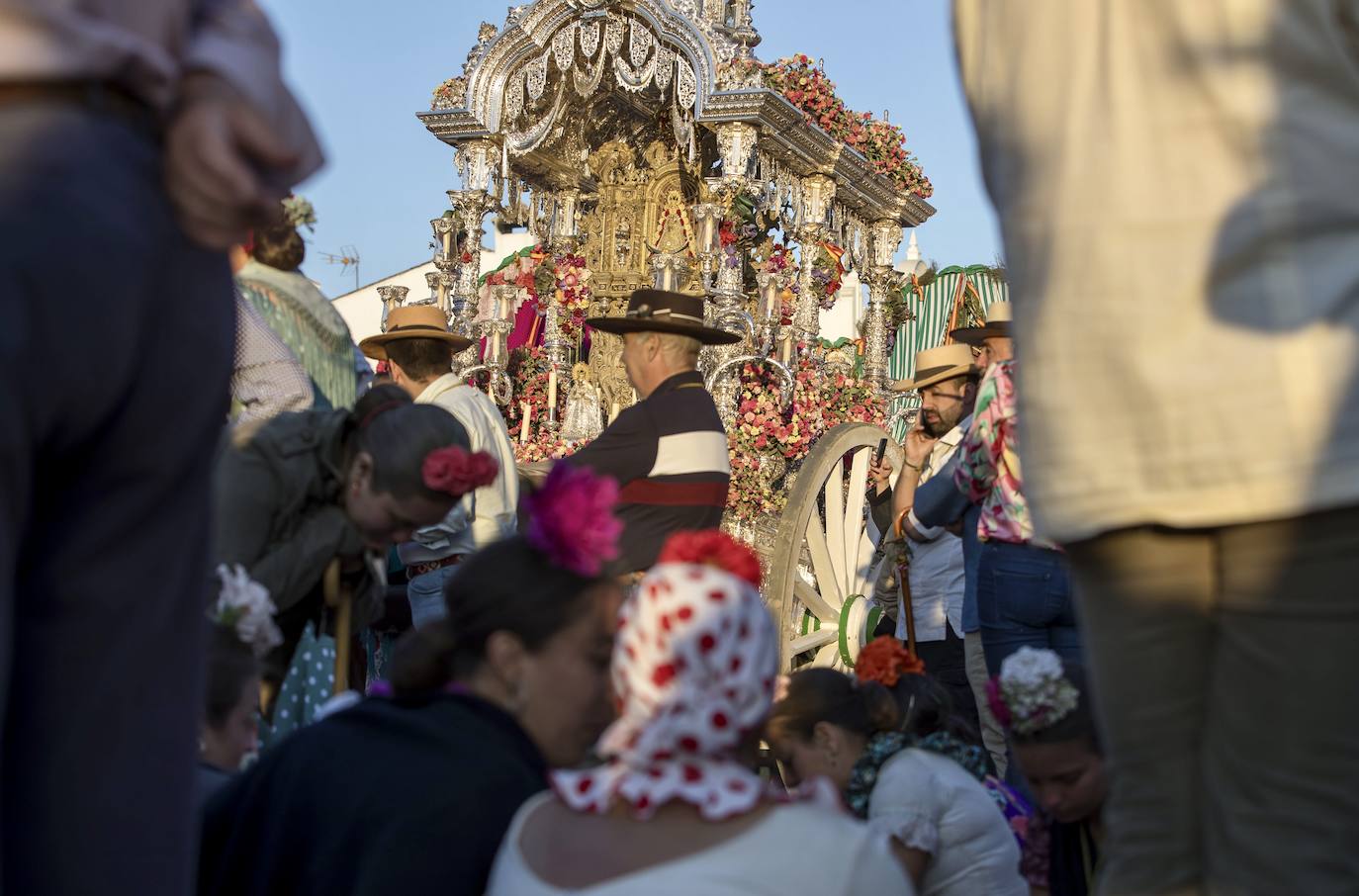 La presentación de las hermandades filiales ante la Blanca Paloma en el Rocío 2024