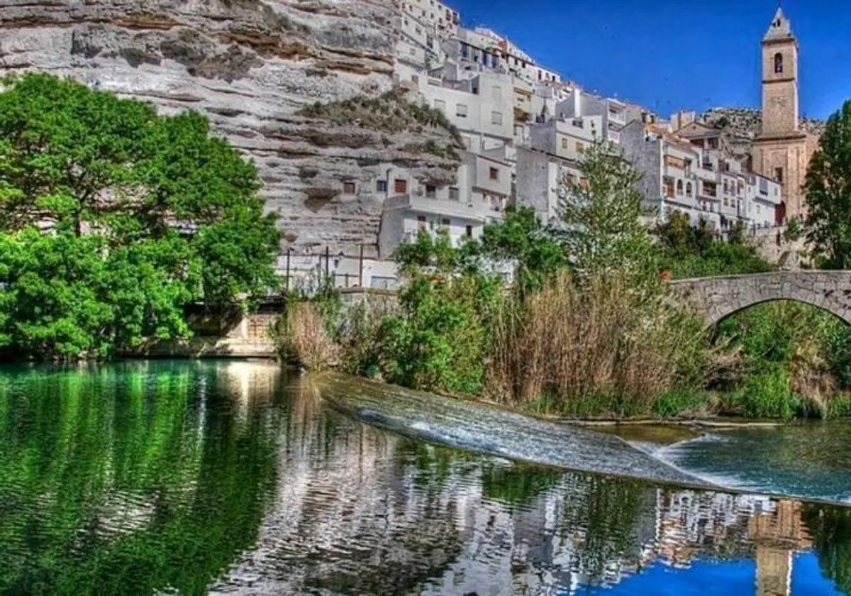 El pueblo de Albacete con playa y cuevas considerado uno de los 'Pueblos Más Bonitos de España'