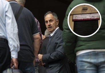 Pedro Varela, a su llegada al juicio en la Audiencia de Barcelona. A la derecha, la clausurada Librería Europa