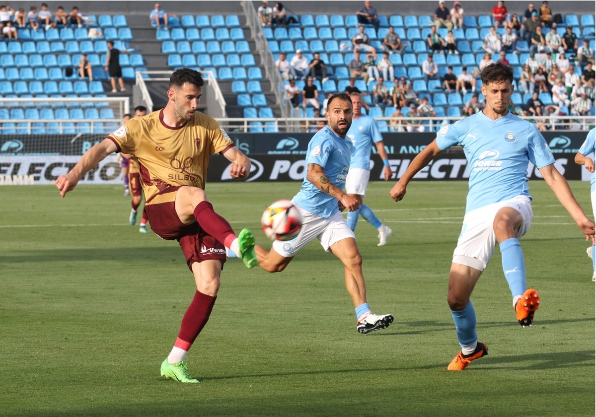 Albarrán golpea el balón durante el partido en Can Misses