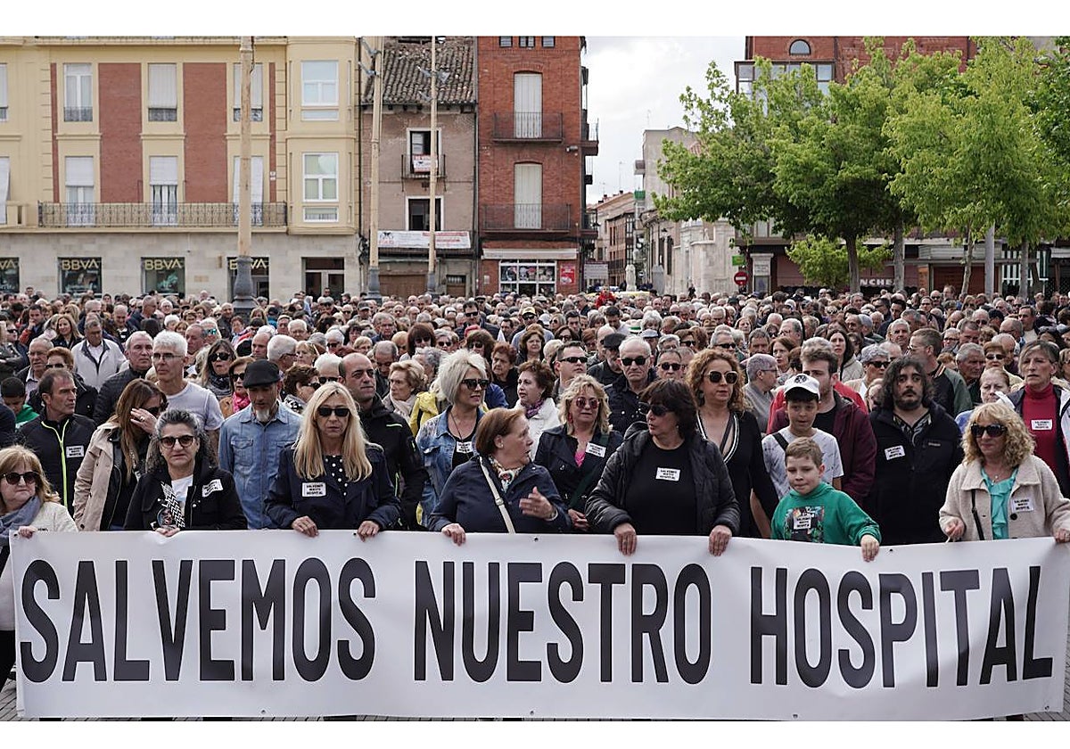 Centenares de personas participan en Medina del Campo (Valladolid) en una manifestación en defensa del hospital de esta localidad