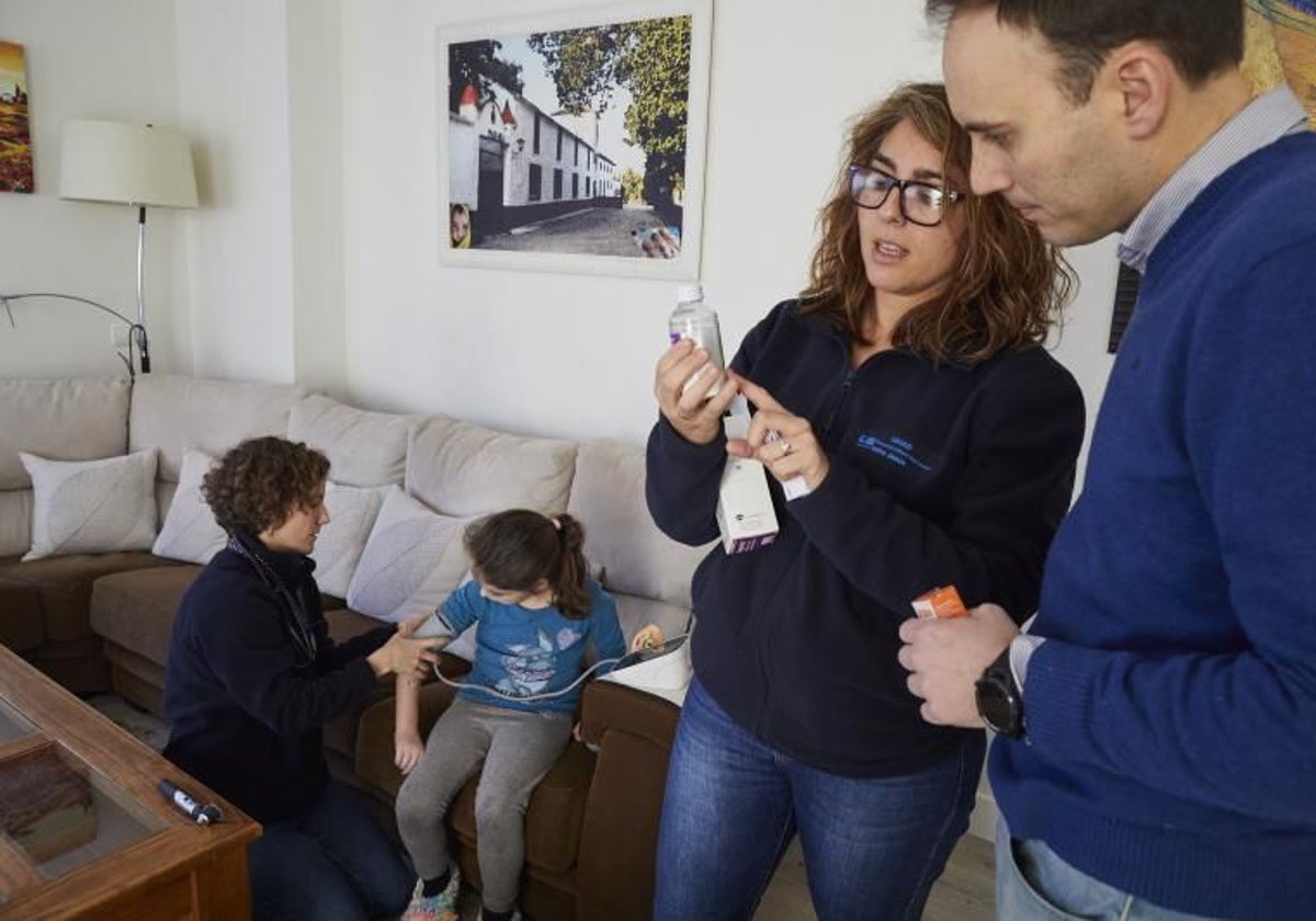 Enfermeras en una hospitalización a domicilio del Hospital del Niño Jesús