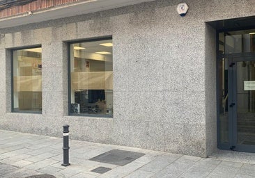 Trozos de papel de estraza, la solución para lograr intimidad en el juzgado escaparate de Illescas