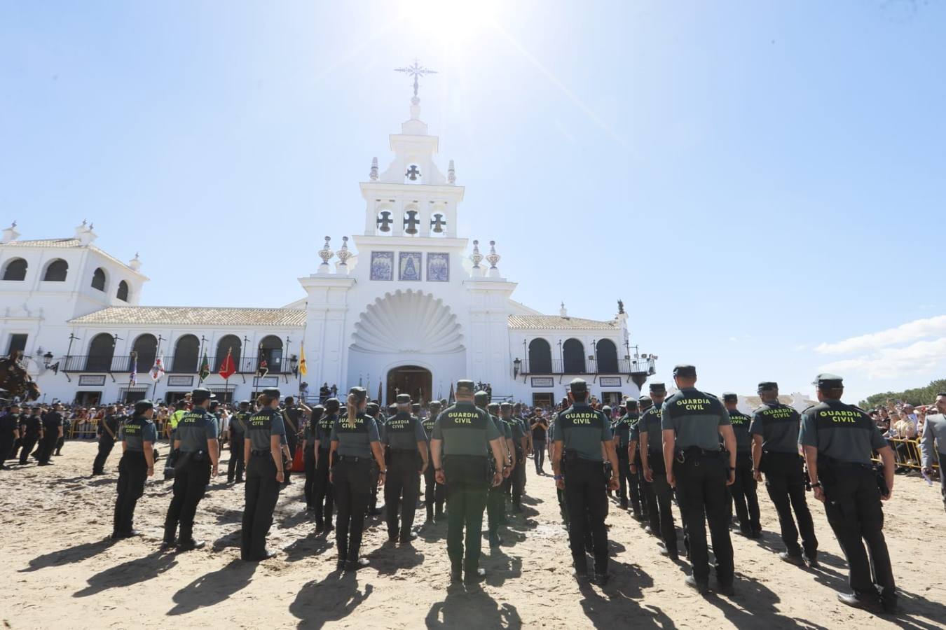 Homenaje de la Guardia Civil a la Virgen del Rocío previo a las presentaciones del sábado