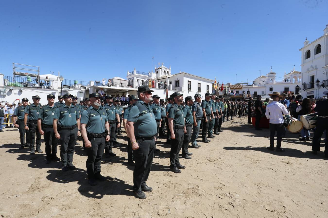 Homenaje de la Guardia Civil a la Virgen del Rocío previo a las presentaciones del sábado