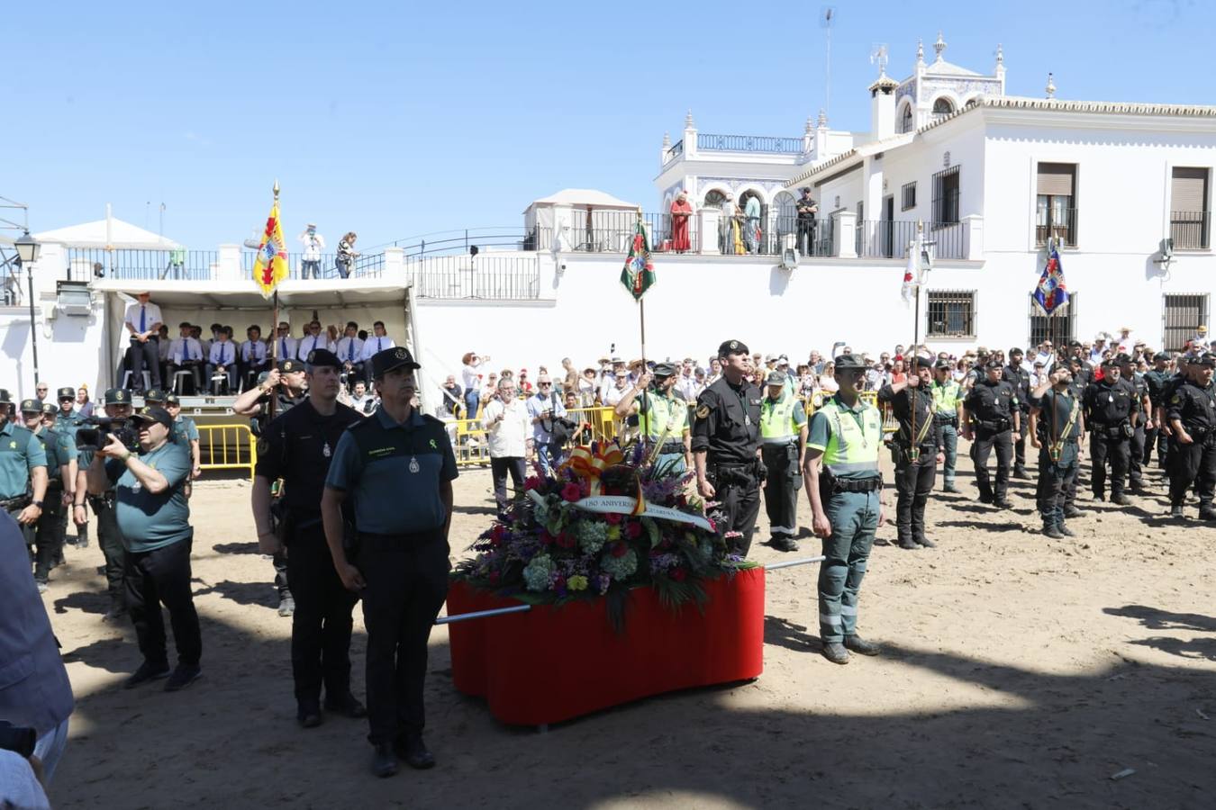 Homenaje de la Guardia Civil a la Virgen del Rocío previo a las presentaciones del sábado