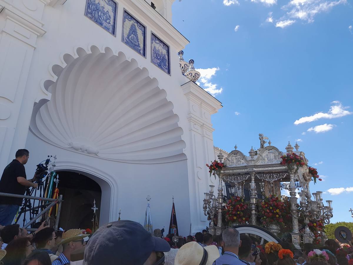 Presentación de la hermandad de La Palma del Condado ante la Virgen del Rocío