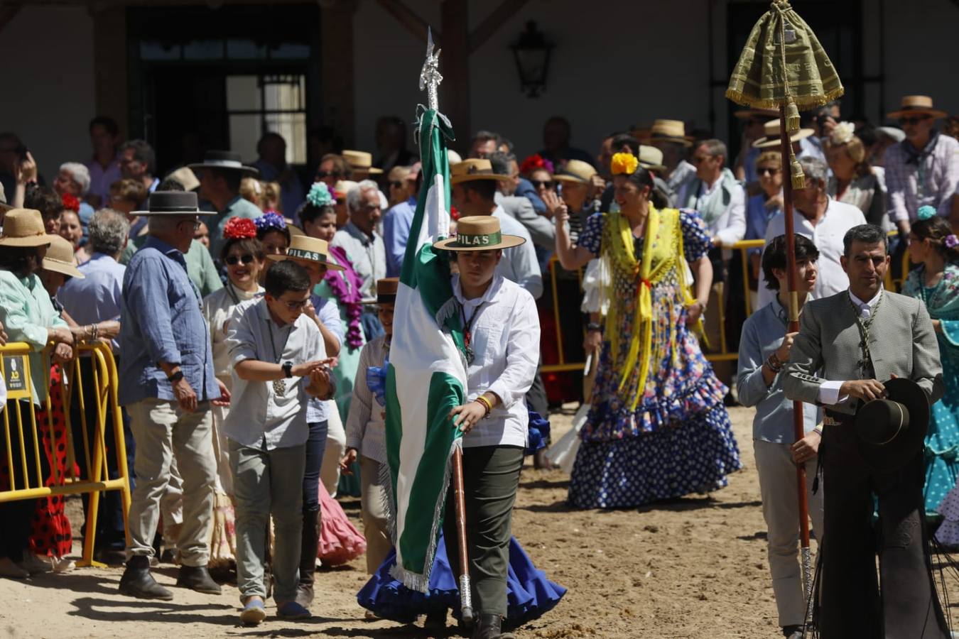 Presentación de la hermandad de Pilas ante la Virgen del Rocío