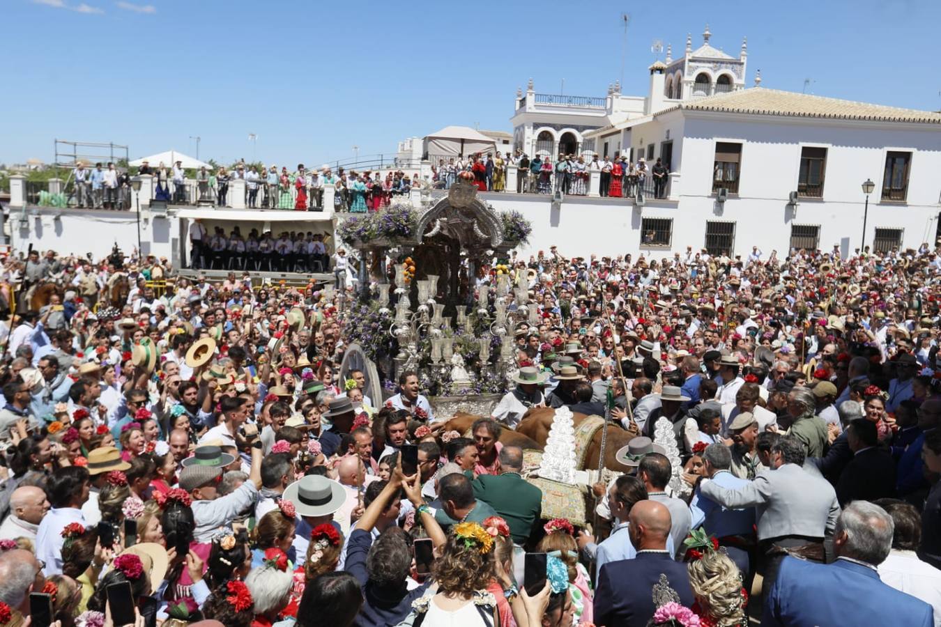 Presentación de la hermandad de Triana ante la Virgen del Rocío