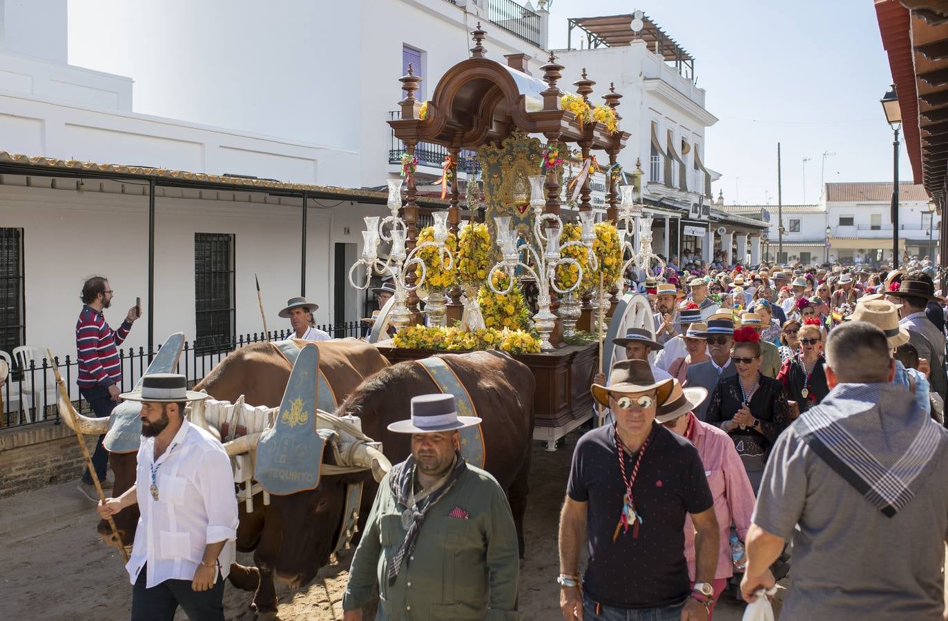 La presentación de las hermandades filiales ante la Blanca Paloma en el Rocío 2024
