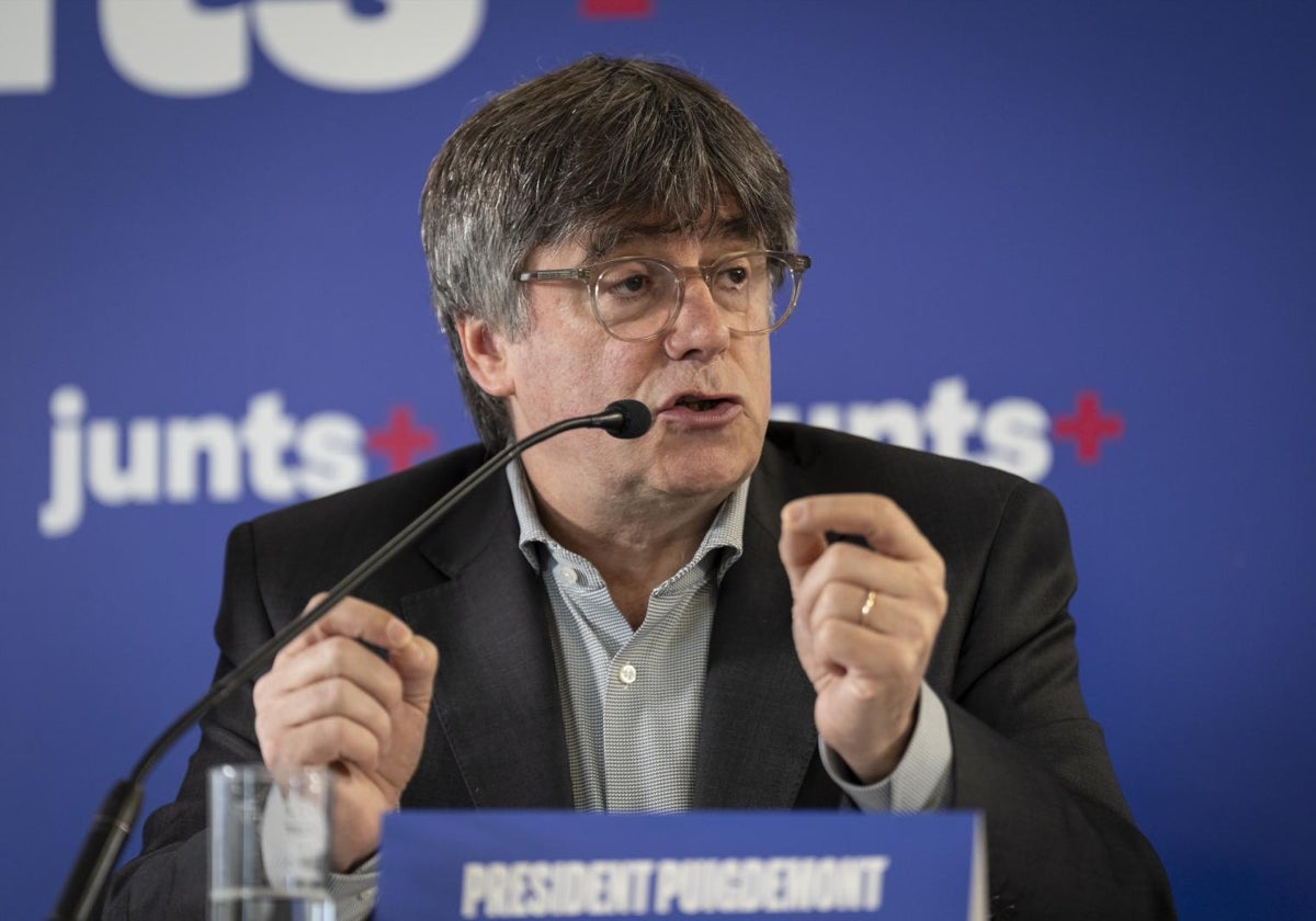 El expresident de la Generalitat, Carles Puigdemont, durante la reunión de trabajo mantenida con los diputados en el Parlament, el Congreso, el Senado y el Parlamento Europeo en la ciudad francesa de Perpiñán