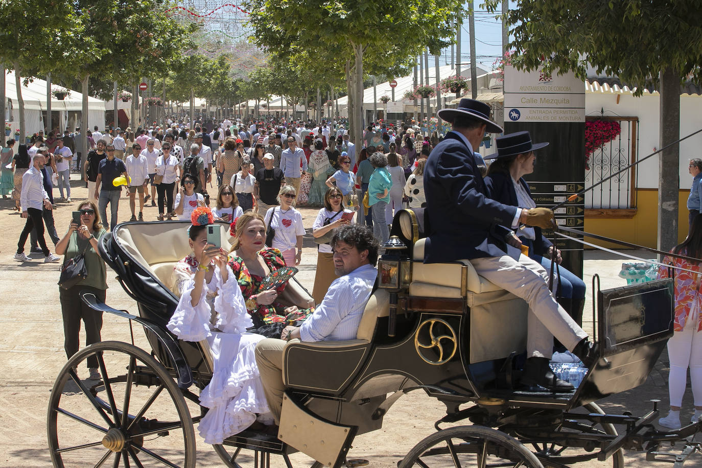 Fotos: El Arenal abarrotado en el primer sábado de la Feria de Córdoba