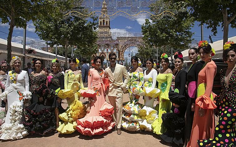 Imagen principal - Arriba, Andrew Pocrid con sus modelos; debajo, una caseta llena durante el mediodía de este sábado y a la derecha, dos mujeres sobre un carruaje de tradición
