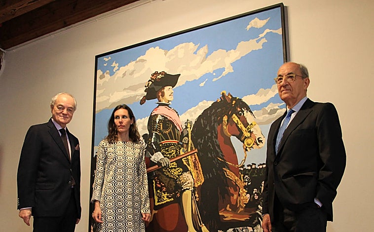 Imagen principal - Sobre estas líneas, inauguración de la muestra. A la derecha, obra de Jorge Oteiza