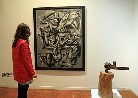 Imagen secundaria 1 - Sobre estas líneas, inauguración de la muestra. A la derecha, obra de Jorge Oteiza