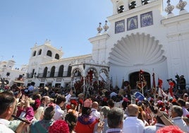 Las hermandades de Villamanrique y Pilas se presentan ante la Virgen del Rocío