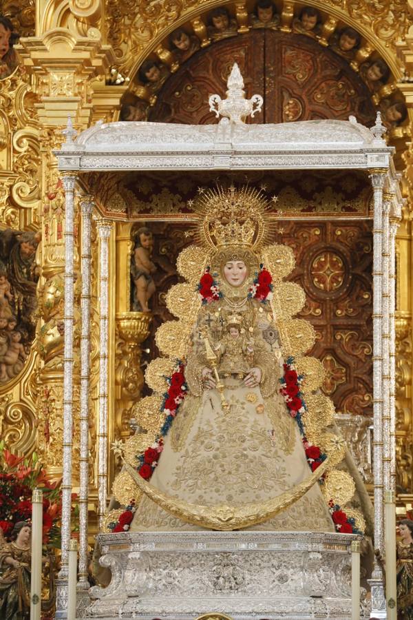 La Virgen del Rocío luce esplendorosa durante el sábado de romería