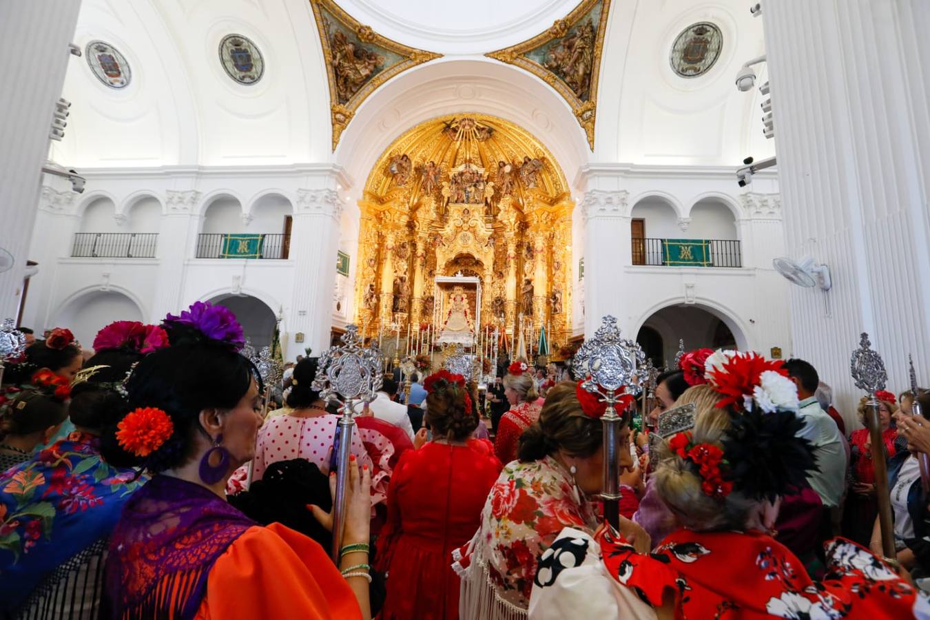 La Virgen del Rocío luce esplendorosa durante el sábado de romería