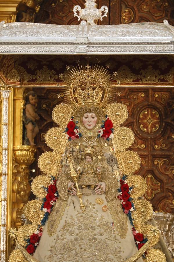 La Virgen del Rocío luce esplendorosa durante el sábado de romería