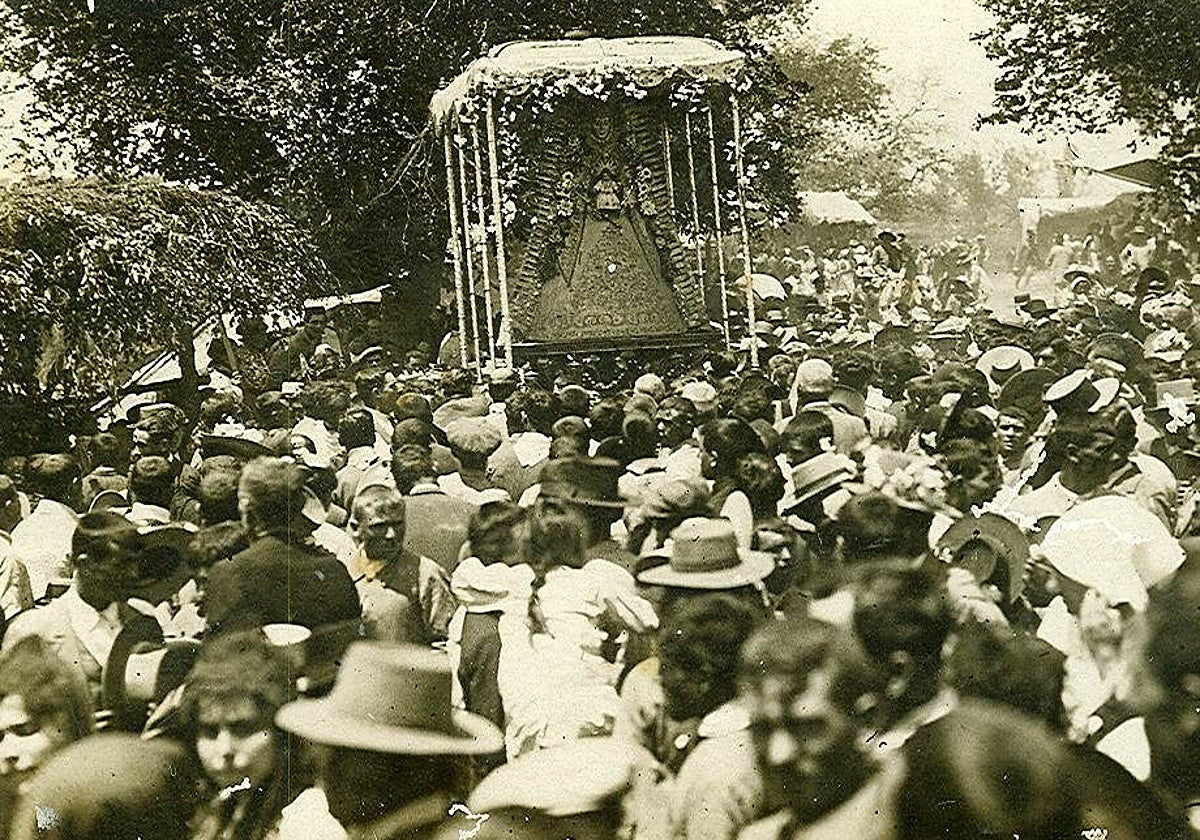Procesión de la Virgen del Rocío de 1916. Se aprecia una aldea con chozas. El paso de la Virgen presenta ocho varales, que se mantuvieron hasta 1934. La ráfaga que lleva la Señora es la del siglo XIX, que lució hasta la coronación en 1919