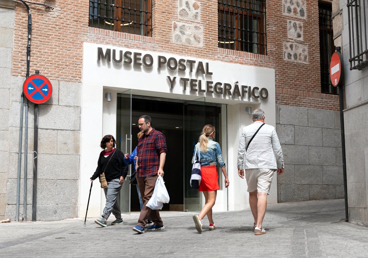 Viandantes pasan por delante del acceso al Museo Postal y Telegráfico para personas con discapacidad/