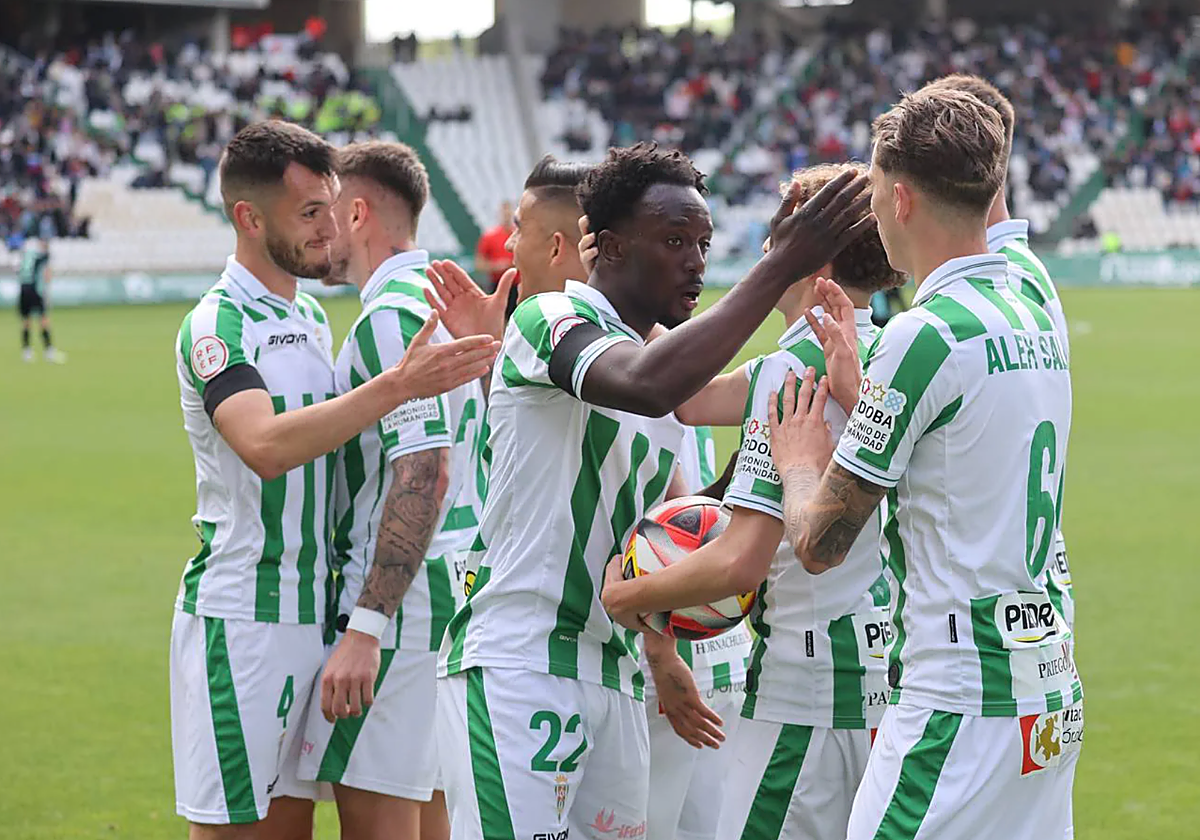 Los jugadores blanquiverdes celebran un gol esta temporada en El Arcángel