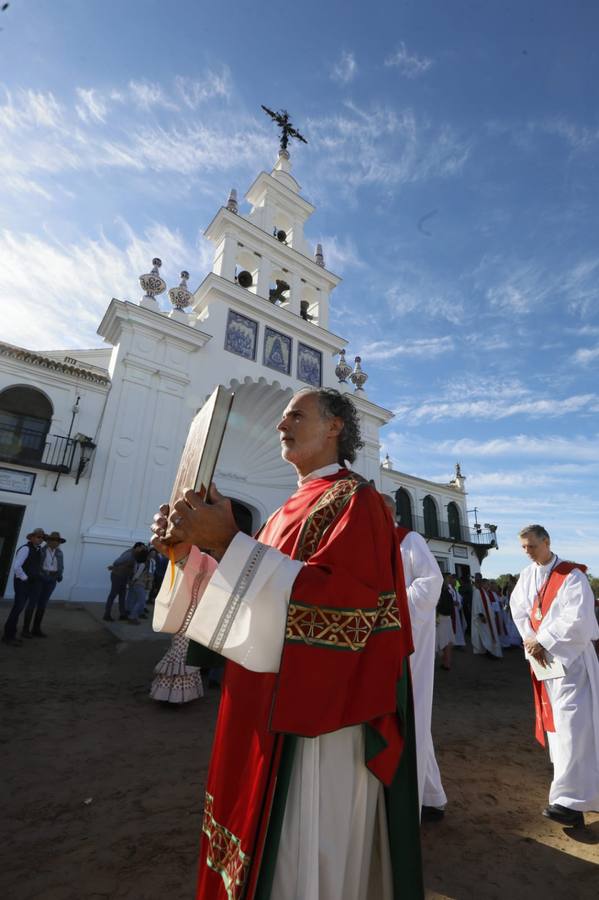 Misa pontifical durante la romería del Rocío de 2024