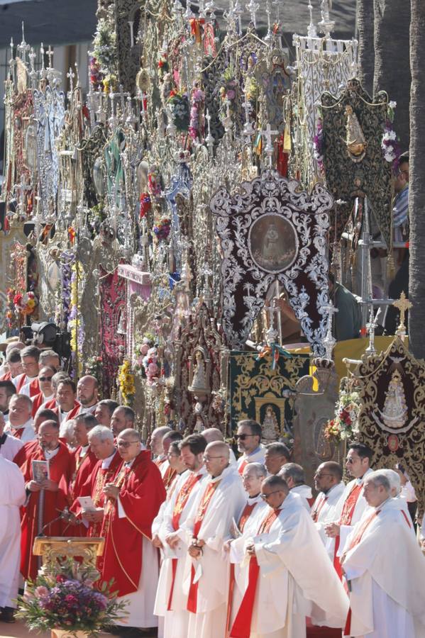 Misa pontifical durante la romería del Rocío de 2024