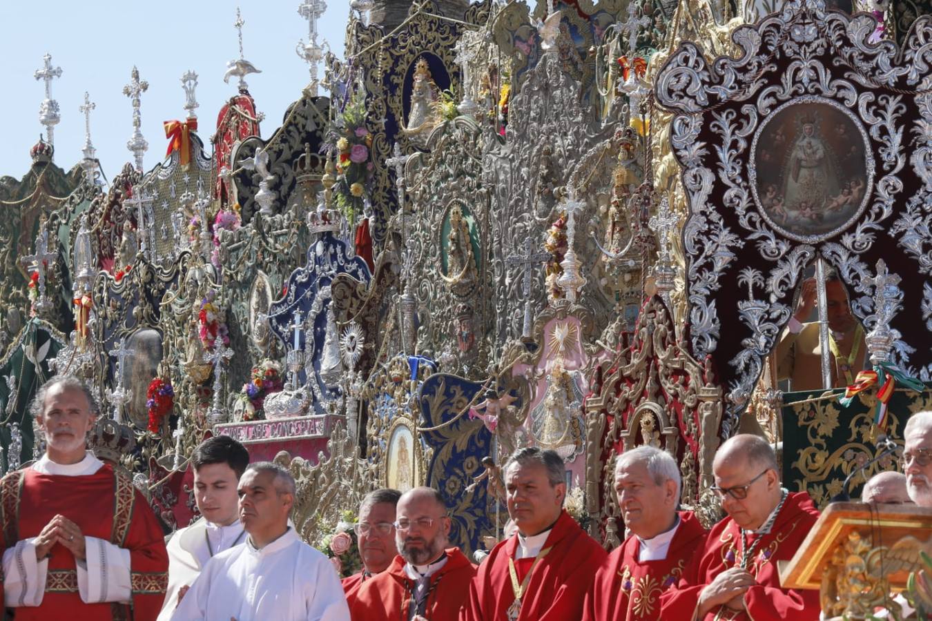 Misa pontifical durante la romería del Rocío de 2024