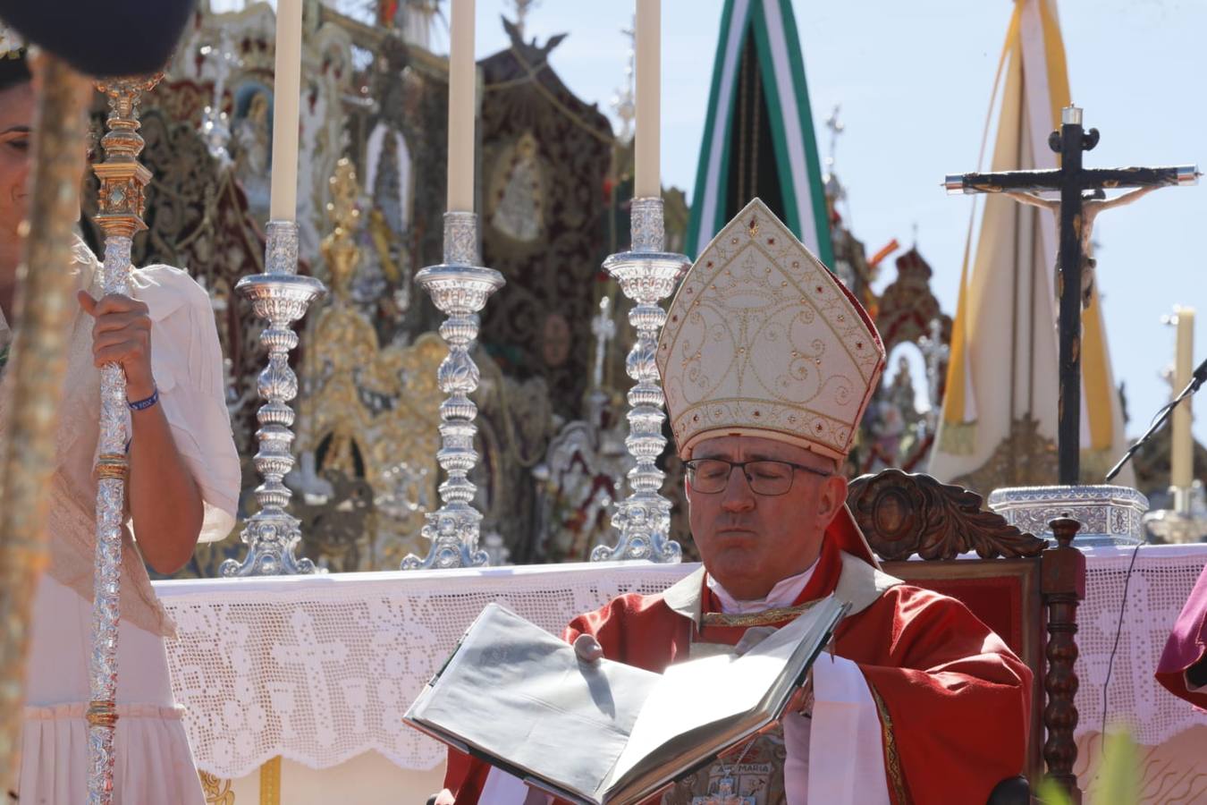 Misa pontifical durante la romería del Rocío de 2024