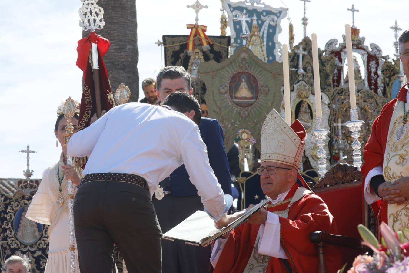 Misa pontifical durante la romería del Rocío de 2024
