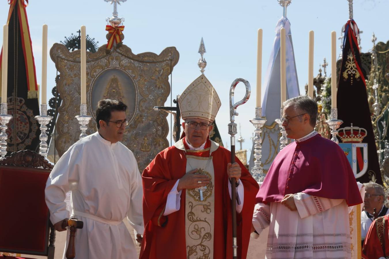 Misa pontifical durante la romería del Rocío de 2024