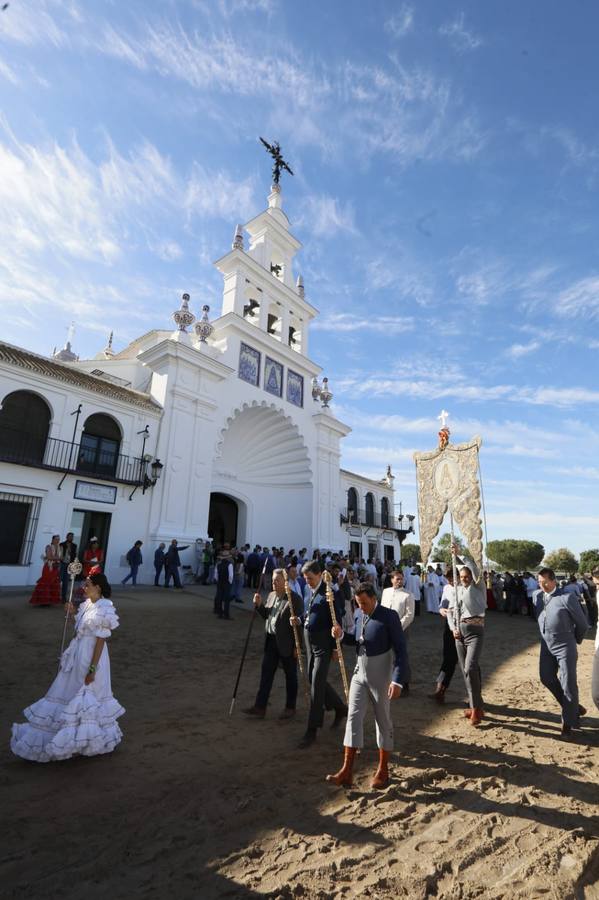 Misa pontifical durante la romería del Rocío de 2024