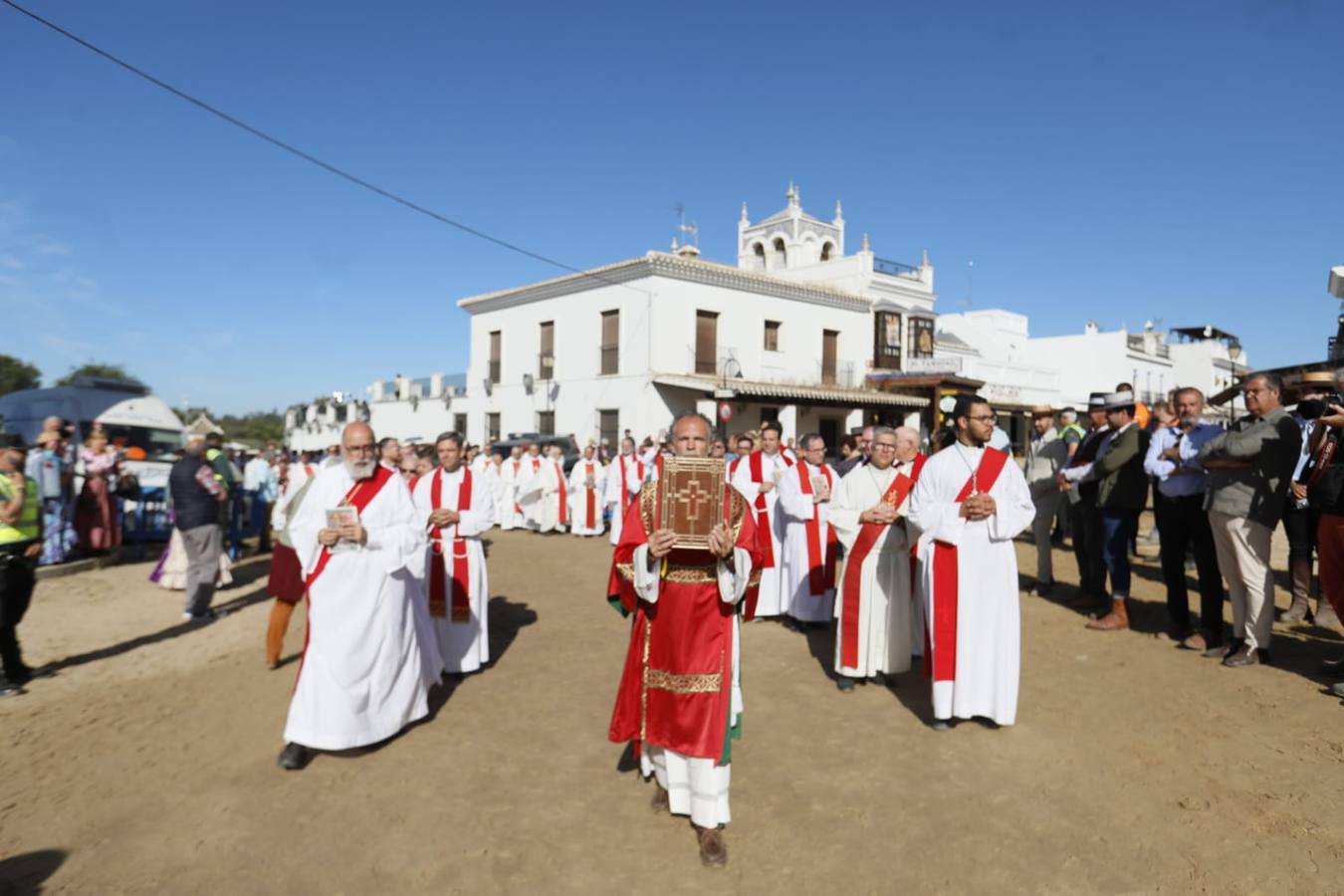 Misa pontifical durante la romería del Rocío de 2024