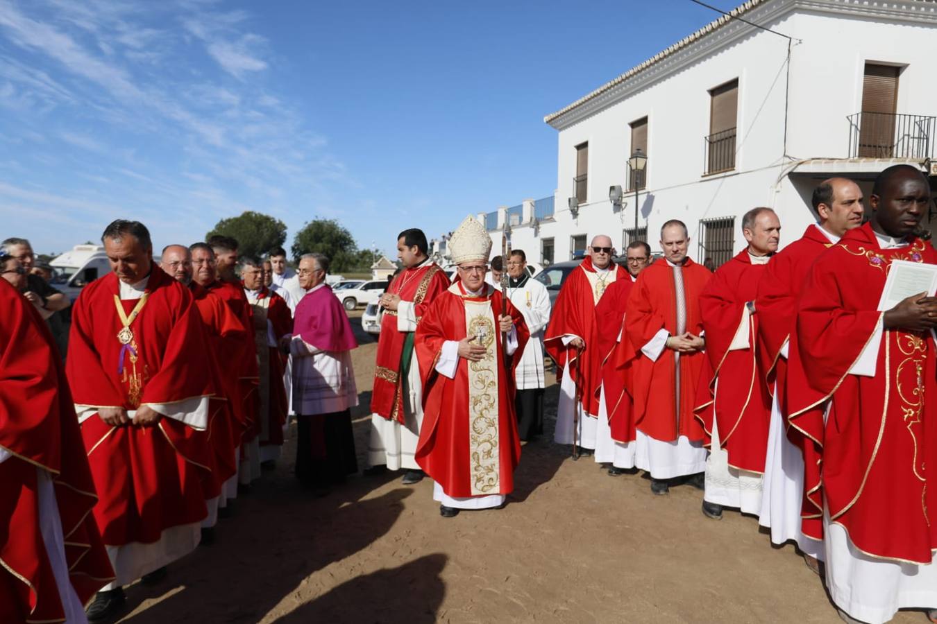 Misa pontifical durante la romería del Rocío de 2024