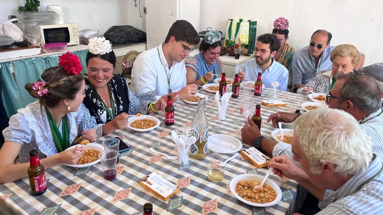 Peregrinos de Triana comiendo su tradicional cocido