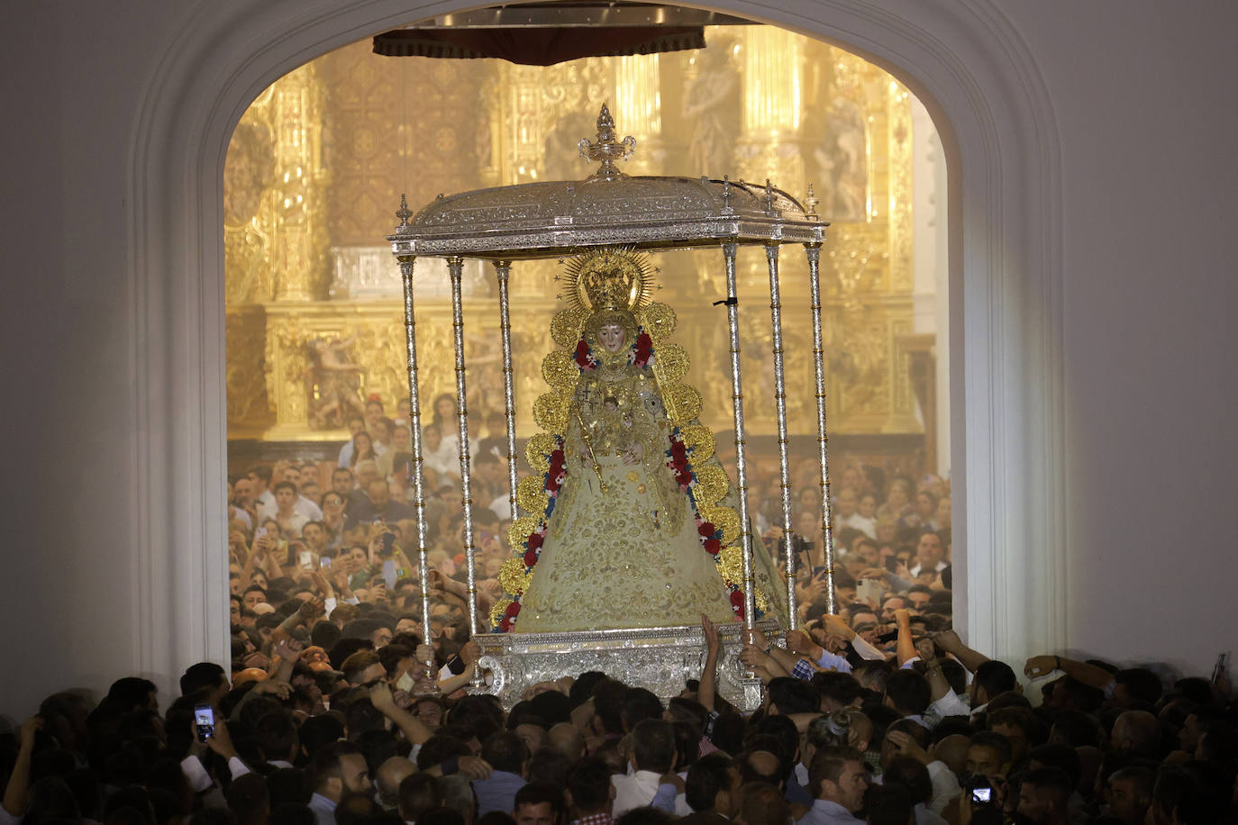 La procesión de la Virgen del Rocío 2024, en imágenes