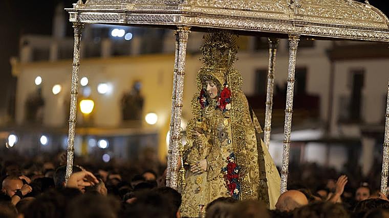 En vídeo: el salto de la reja a las 02.56 horas dio comienzo a la procesión de la Virgen del Rocío 2024